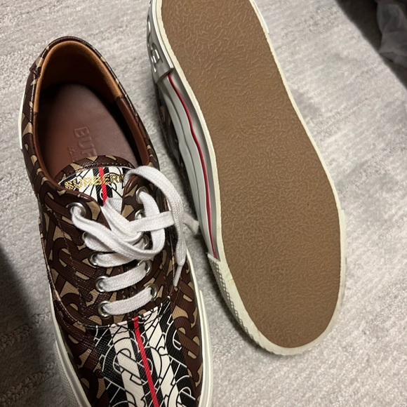 Women’s size 6 Burberry Shoes. Worn once. No damages or scratches. - Picture 6 of 15